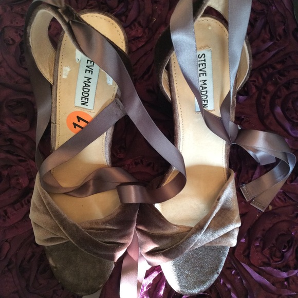 Steve Madden Shoes - Sexy AUTH STEVE MADDEN BROWN VELVET HEELS W/TIE UP